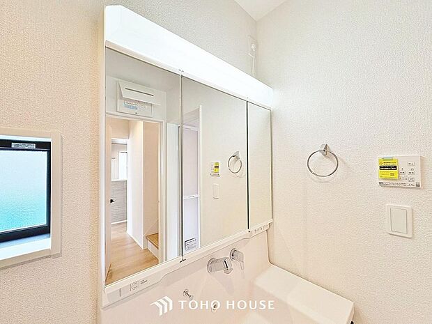 洗面台には三面鏡を採用。鏡の後ろに収納スペースを設ける事により洗面台周りもすっきりします。