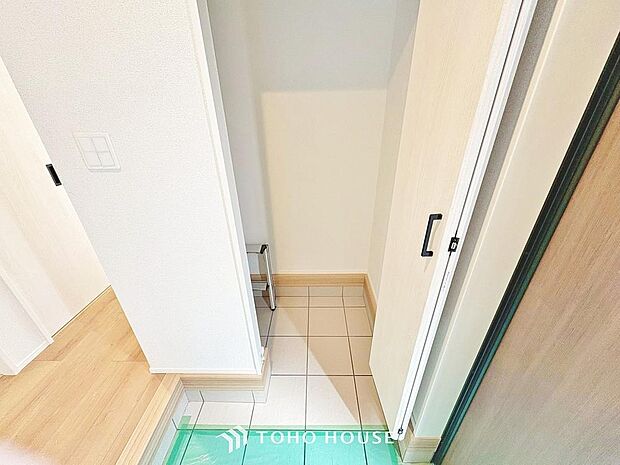 土足のまま入れるので、ゴルフバックなどがそのまま収納可能。散らかりがちな玄関をすっきりと保てます。