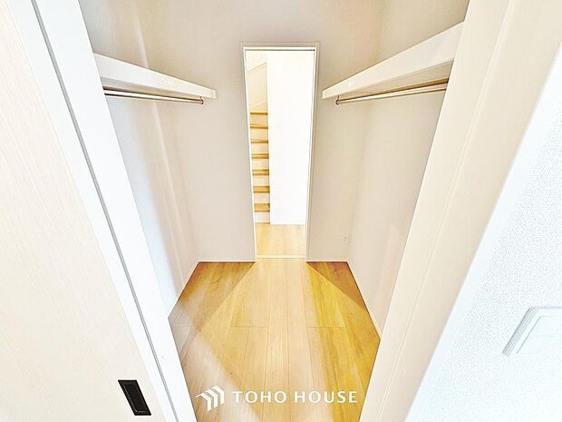 ウォークスルークローゼットは、一般的に出入口が2か所あるクローゼットの形式を指します。