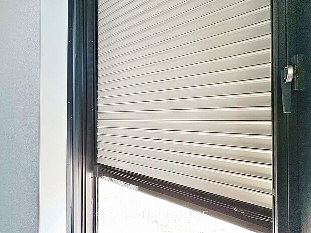 防犯機能のシャッターを完備しております。女性のチカラでも開閉が可能ですのでラクラクな所も便利です。