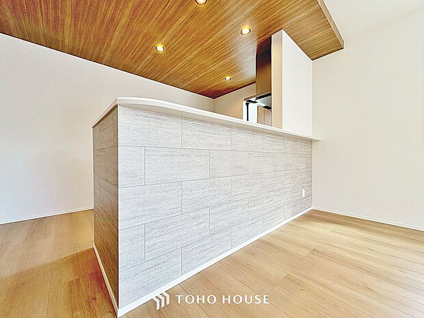 クロスの一部に違う色や柄を取り入れ、単調になりがちなお部屋の雰囲気を変えるアクセントクロスを採用。