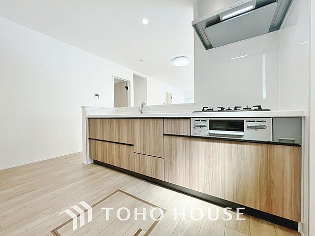 夫婦そろってキッチンに立っても調理がしやすく余裕の広さ。家事をしながら会話も弾みます。