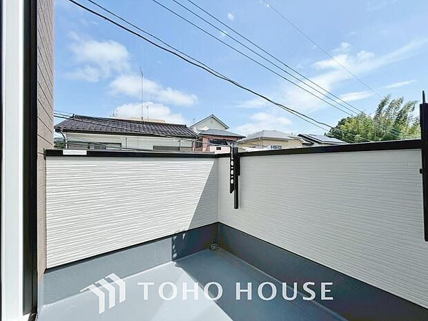 頬をなでる優しい風を感じることが出来るバルコニー。つい深呼吸をしたくなる気持ちの良い眺望です。