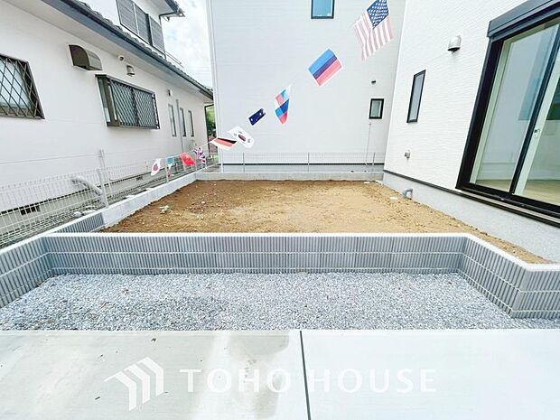 リビングの窓先に緑を感じる生活が贅沢に感じる世の中です。ガーデニングで癒しの空間を。