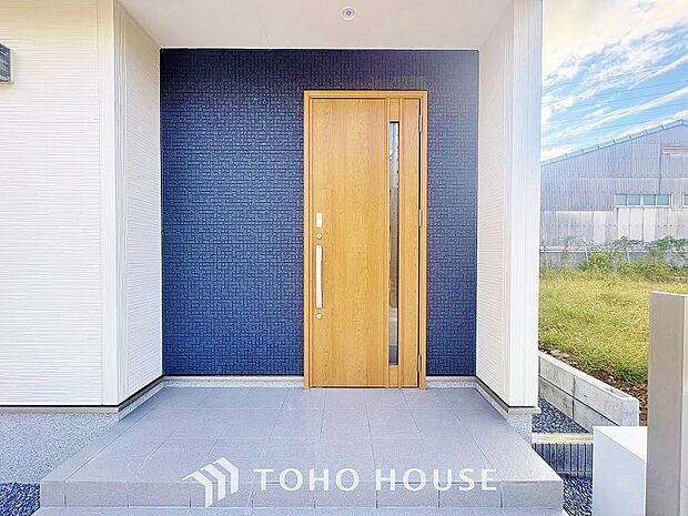 広々とした玄関スペースは何かと重宝します。ベビーカーも楽々置けるゆったりスペースが魅力です。