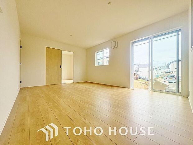 忙しい朝でも、しっかり家族が揃って食事をして頂けるゆとりある大きさのダイニングスペース。