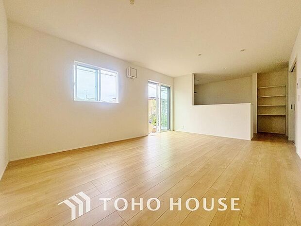 LDKでは家族が集まり、明るく穏やかな空気のなかで飲んだり、食べたり、笑ったり。