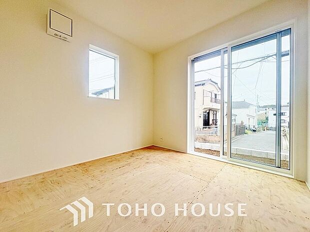 明るい色のフローリングと白いクロスが光を反射して更なる採光を生みます。