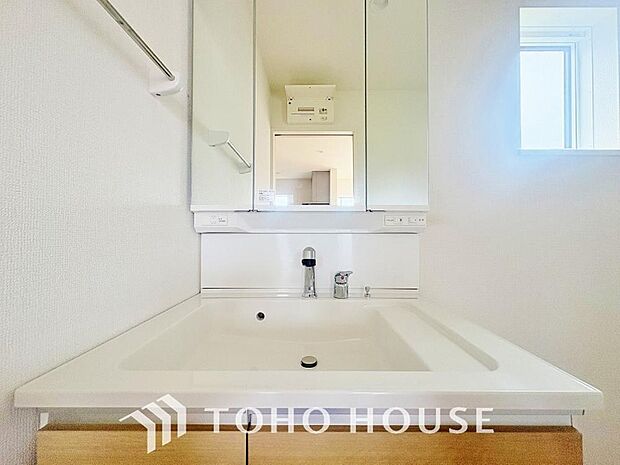 身だしなみのチェックがしやすい大きな鏡、下には収納がたっぷり。スッキリとした空間を演出いたします。