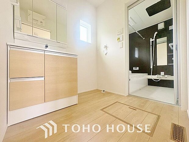 お家の中でも特にプライベートスペースとなる洗面所は、洗濯場所と浴室を同じ空間でまとめております。