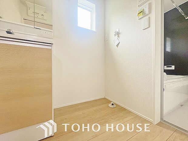 脱衣所内に洗濯機を置けるスペースを確保!ご家族のお洗濯物を洗う際にも大容量の洗濯機を置けて便利です。