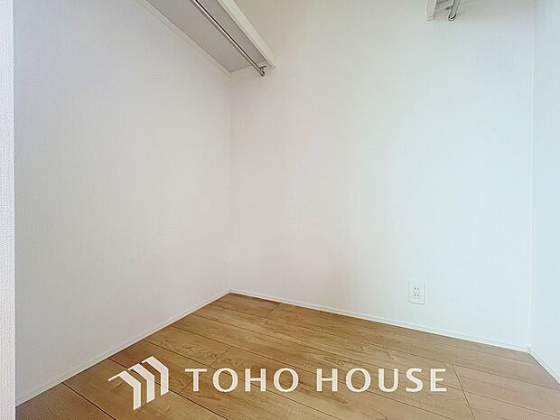 ウォークインクローゼットは洋服だけでなく、帽子や鞄などの小物もまとめて収納できるのが嬉しいですよね。