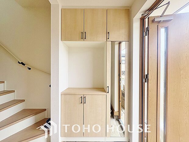 シューズボックスは限られた玄関スペースでも収納を取れる為、玄関内をすっきり片付けることができます。