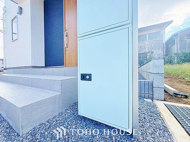 宅配ボックスは留守中でも宅配便の荷物が受け取れる為昼間の受け取りが困難な共働き世帯に需要が高い設備。