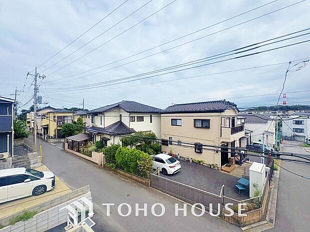 星空が地上に映りこむかのような夜景のきらめきまで、この街ならではの美しい風景の物語が室内に展開。