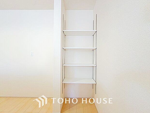 稼働棚を完備。収納する物に合わせて高さを調整でき、沢山のかさ張るお荷物を仕舞えます。