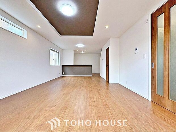 リビングも広く設け、訪れる人々を暖かく迎えてくれます。