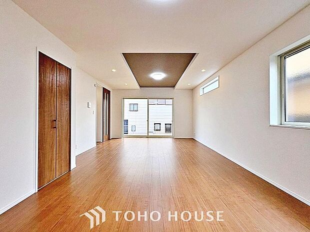 家族が自然と集まる明るいリビング。広々とした空間で豊かな時間をお過ごしください。