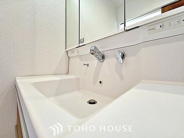 手で洗いたい大切な服など、広く使えると助かる洗面台は汚れの付きにくい形状と素材で造られております。