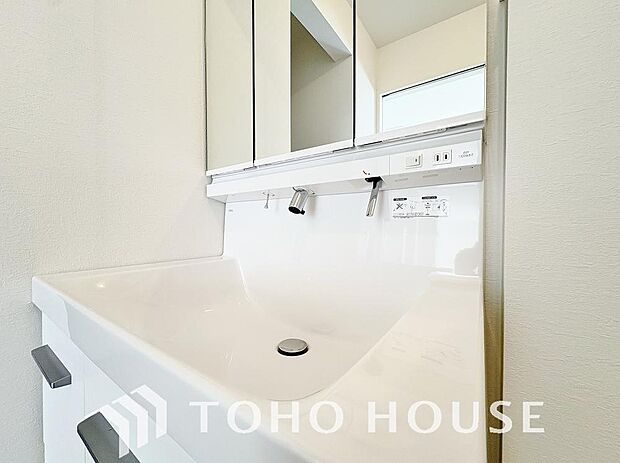 手で洗いたい大切な服など、広く使えると助かる洗面台は汚れの付きにくい形状と素材で造られております。