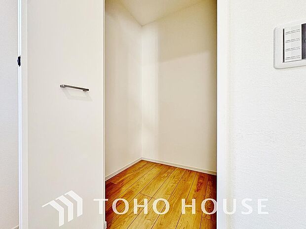 たっぷりと荷物が入るウォークインクローゼット。ぜひ現地で広さを確かめてください。