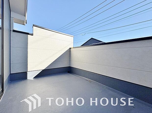 暖かい陽ざしが差込むバルコニーは、晴れた日には、洗濯物が良く乾きます。また、風通しも良好です。