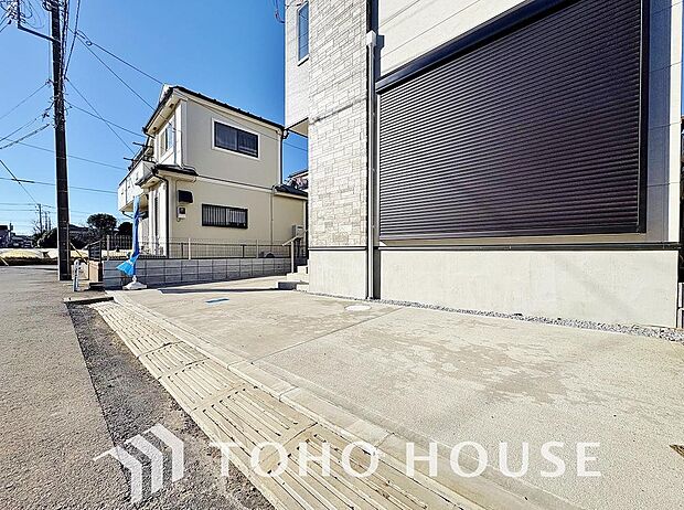 ゆったりとした駐車スペースを確保いたしましたので、大きめのお車でも駐車可能です。