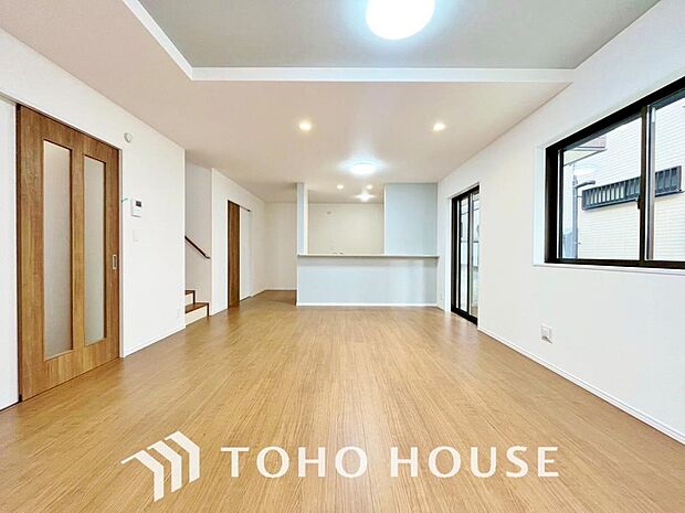 光が注がれる青い空から鮮やかに赤色にゆっくりと染まる。そんな優しい時間がここでは流れてゆく。