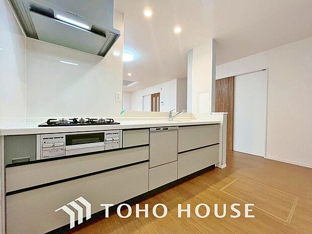 作業しやすいゆとりあるシステムキッチン。シンプルな配色で飽きずに使い続けることができます。