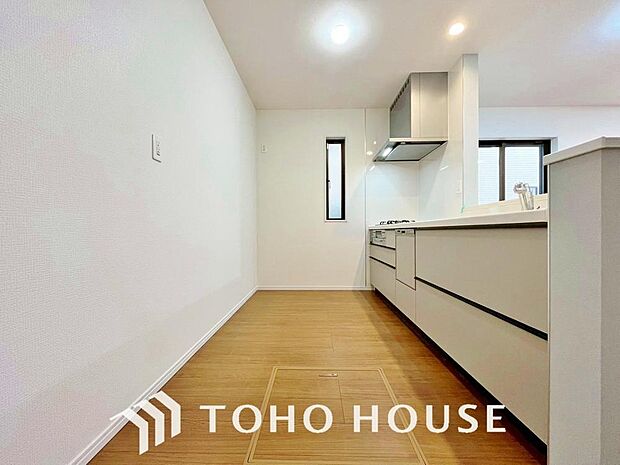 手元の収納から、足元の収納までが全てスライド式で、奥のスペースまで有効に活用できます。