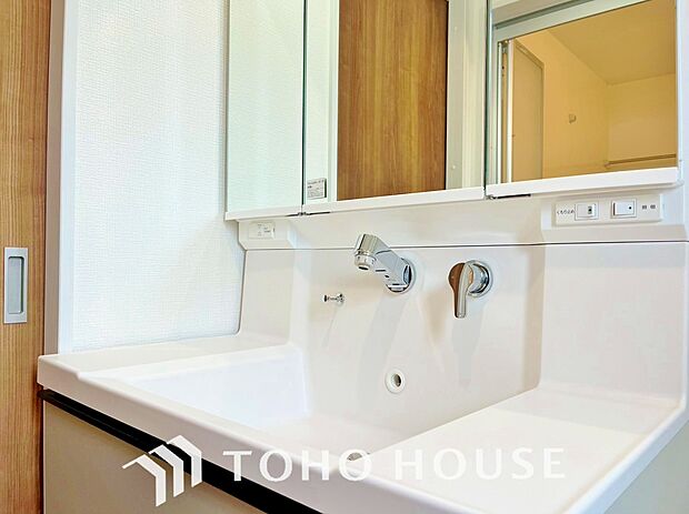 シャワー機能付きの洗面台には大きなな三面鏡、使いやすいボウル、収納と充実しています。