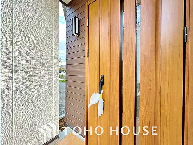 毎日みんなを見送り、そして迎え入れる場所だから。帰りたくなる家をテーマに設計した、自慢の玄関です。