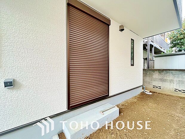 防犯機能のシャッターを完備しております。女性のチカラでも開閉が可能ですのでラクラクな所も便利です。