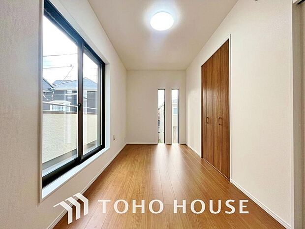 快適な光を取り入れ、心地よい風を取り入れます。収納スペースもあり、生活しやすい居住スペースです。