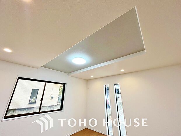 折り上げ天井を採用し、広々開放的なリビングはいつも快適で笑顔溢れる空間に。