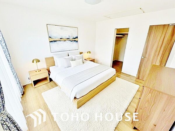 一日の疲れを癒やしてくれる主寝室。時を忘れて過ごす場所として過ごせるお部屋。※写真AI加工