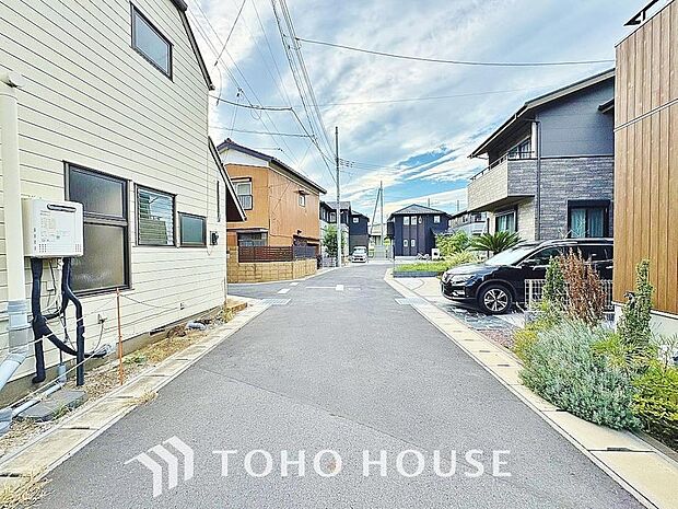 (※古家あり)街並みの風景に包み込まれながら、瀟洒な印象も湛えて佇みます。