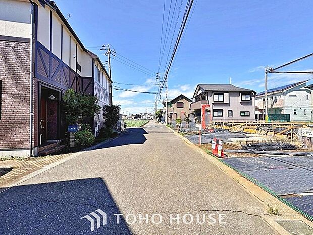 周辺環境とのコラボレーションにより明るく開放的な空間を演出しております。