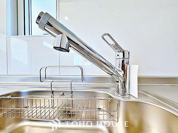 ワンタッチで浄水と原水と切り替えできる、見た目にもスマートな浄水器一体型の水栓。