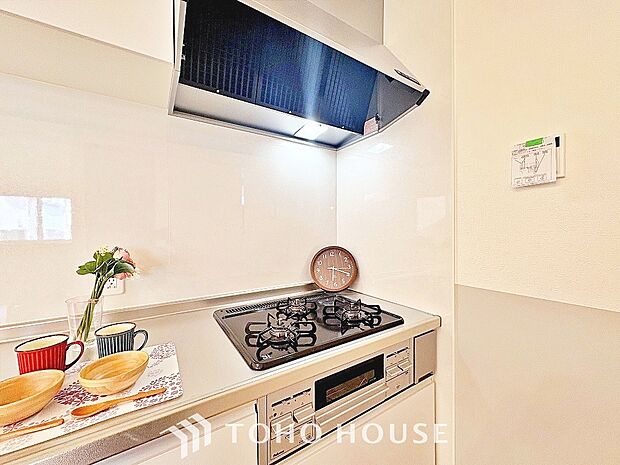 一般的に普及しているレンジフード。空気の吸い込み口が広いため、換気性能に安定感があります。