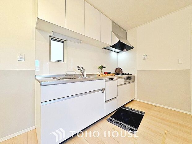 作業しやすいゆとりあるシステムキッチン。シンプルな配色で飽きずに使い続けることができます。