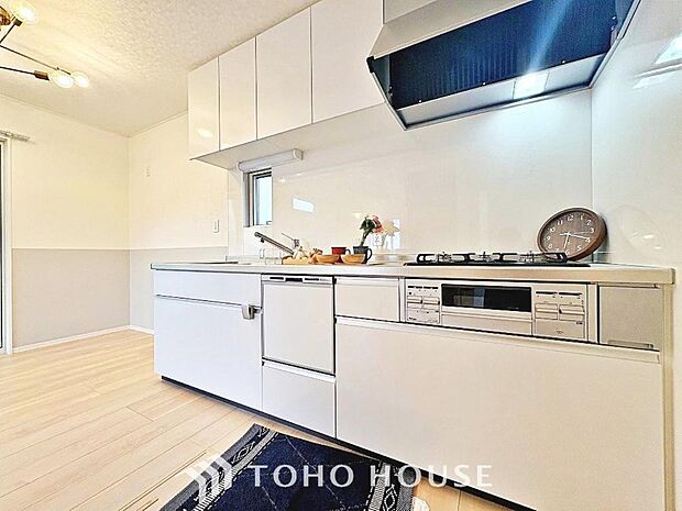 夫婦そろってキッチンに立っても調理がしやすく余裕の広さ。家事をしながら会話も弾みます。