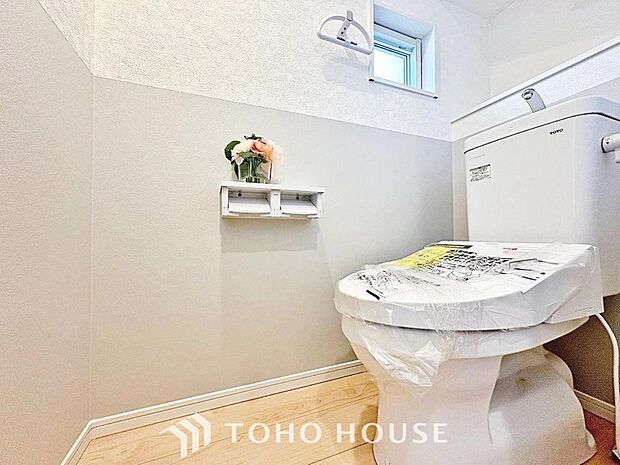 十分な広さと清潔感のあるカラーで纏まったおトイレ。時間に余裕とゆとりを持たせます。