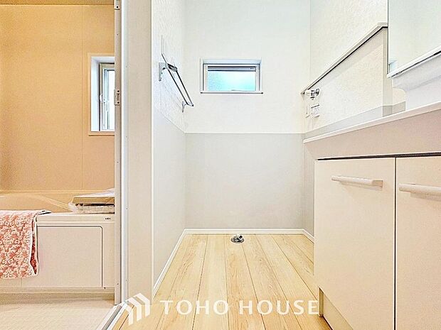 お家の中でも特にプライベートスペースとなる洗面所は、洗濯場所と浴室を同じ空間でまとめております。