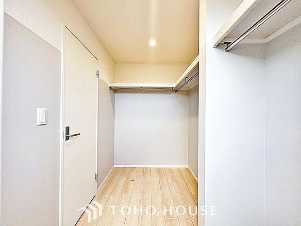 ウォークインクローゼットは洋服だけでなく、帽子や鞄などの小物もまとめて収納できるのが嬉しいですよね。