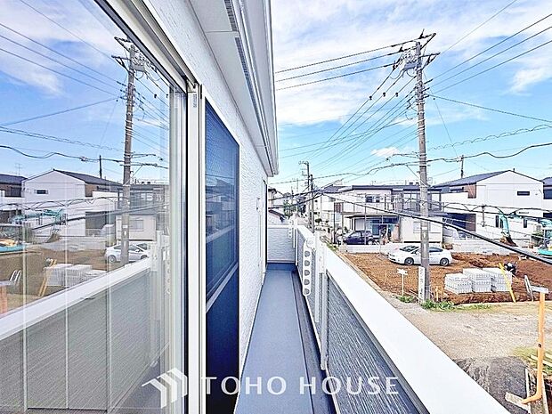 頬をなでる優しい風を感じることが出来るバルコニー。つい深呼吸をしたくなる気持ちの良い眺望です。