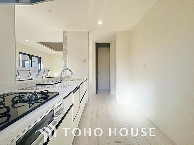 大型の冷蔵庫やレンジボードもしっかり置ける広々としたキッチンスペース。