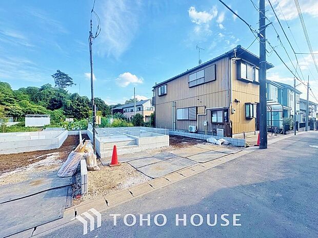 街並みの風景に包み込まれながら、瀟洒な印象も湛えて佇みます。