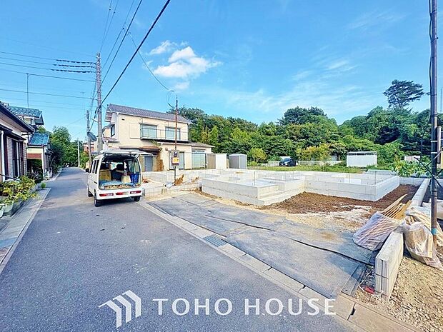 周辺環境とのコラボレーションにより明るく開放的な空間を演出しております。