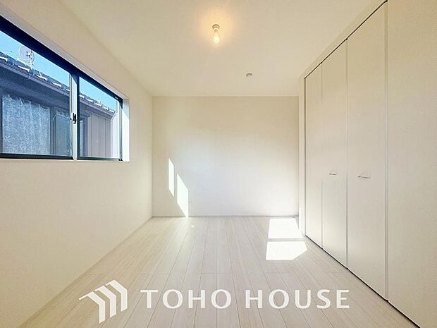 床とクロスの色をシンプルにし、疲れた日でも安らげる空間へ。帰宅する喜びのあるお部屋となるように。